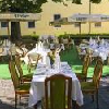 Hotel Klastrom Kastélyhotel belső udvari kávézója csendes, nyugodt környezetben, Győr centrumában